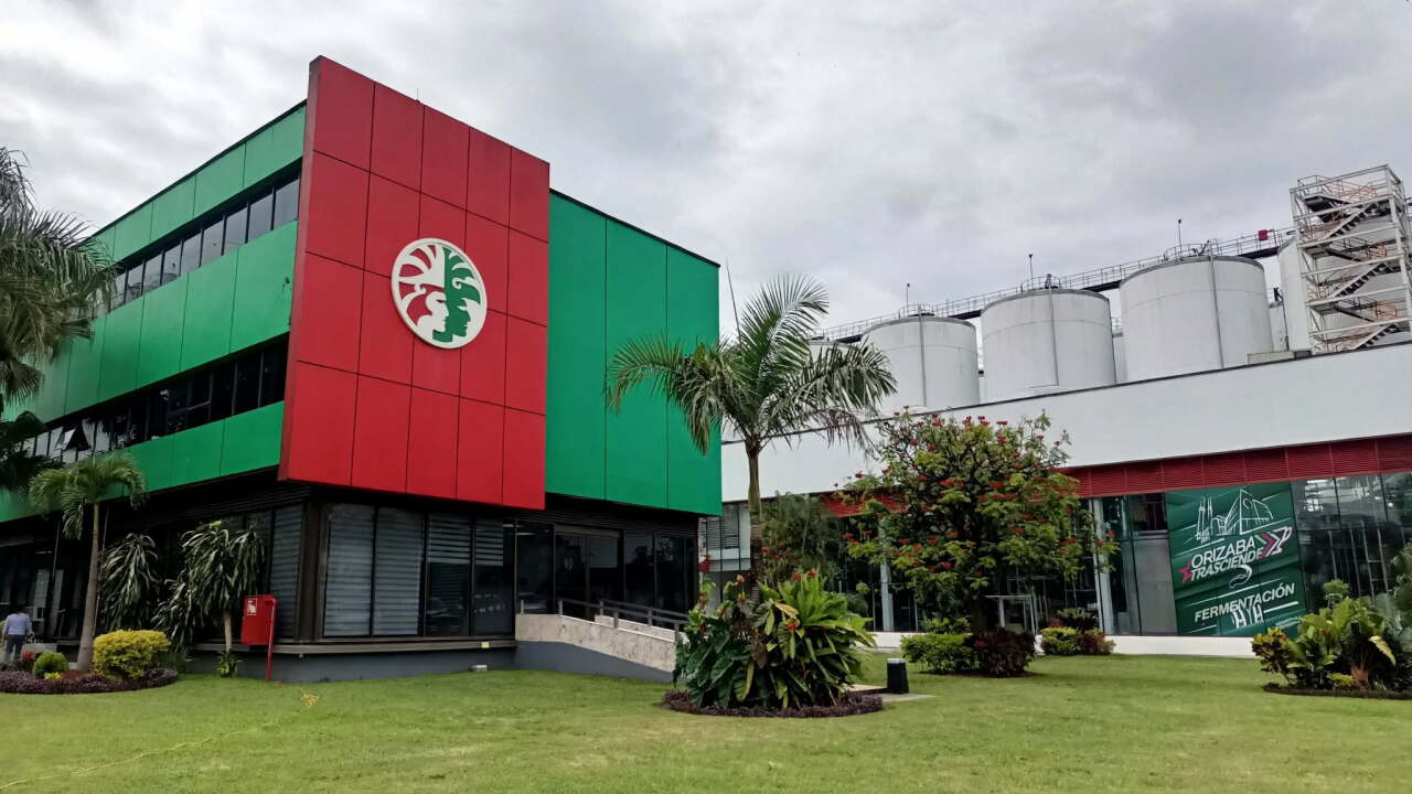 La planta de Heineken en Orizaba cumple 130 años y hoy usa la IA para gestionar su recurso más valioso