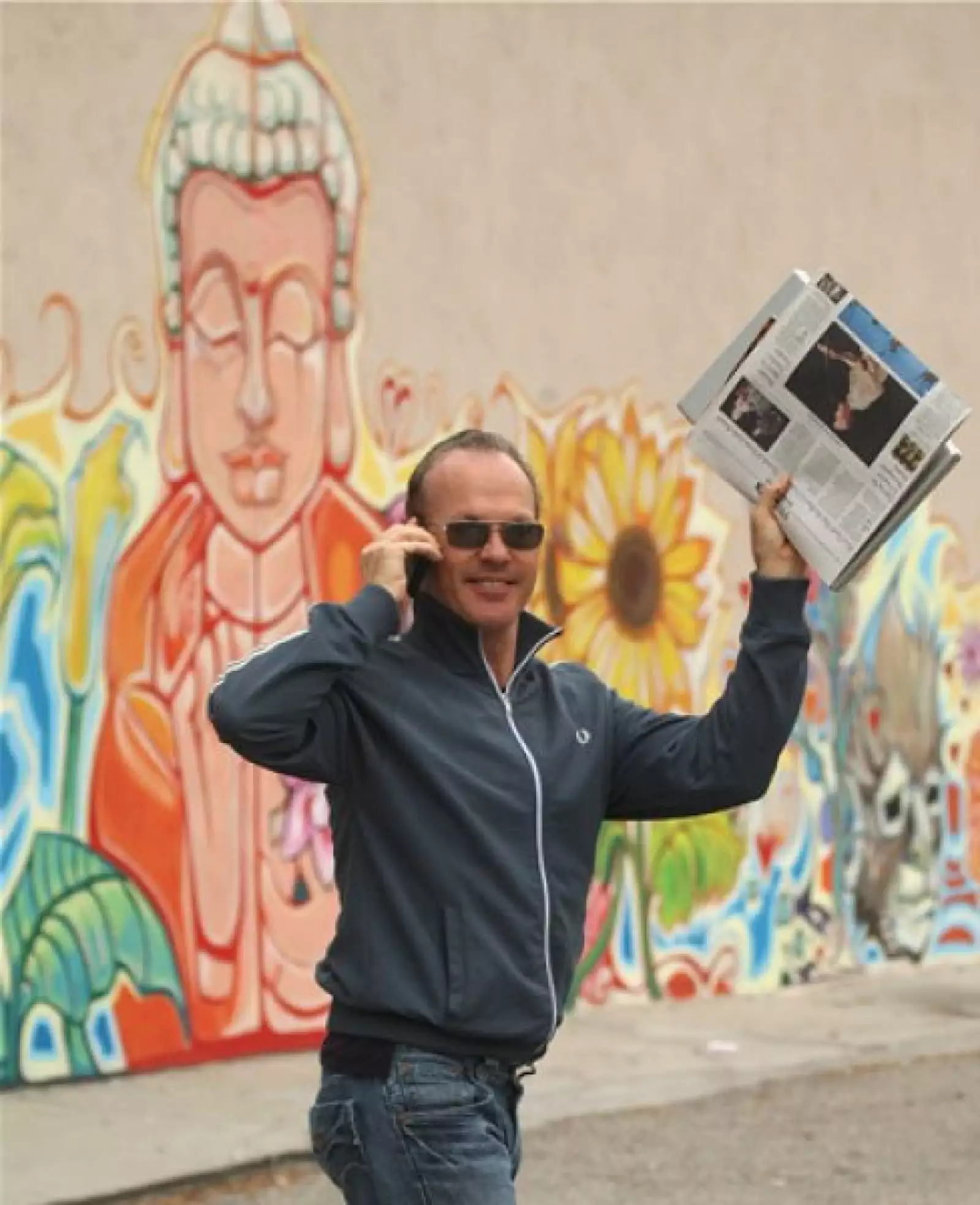 Michael Keaton sale del café Panini en Venice, California, y saludó alegremente a los fotógrafos que lo captaron.