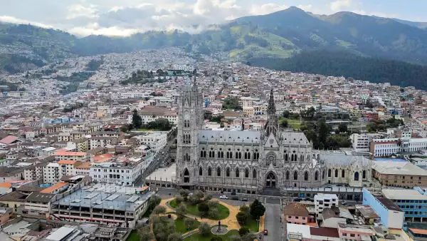 Vista desde arriba, la capital se extiende al oeste desde la Basílica del Voto en el centro histórico de Quito, Ecuador, el 28 de octubre de 2025.