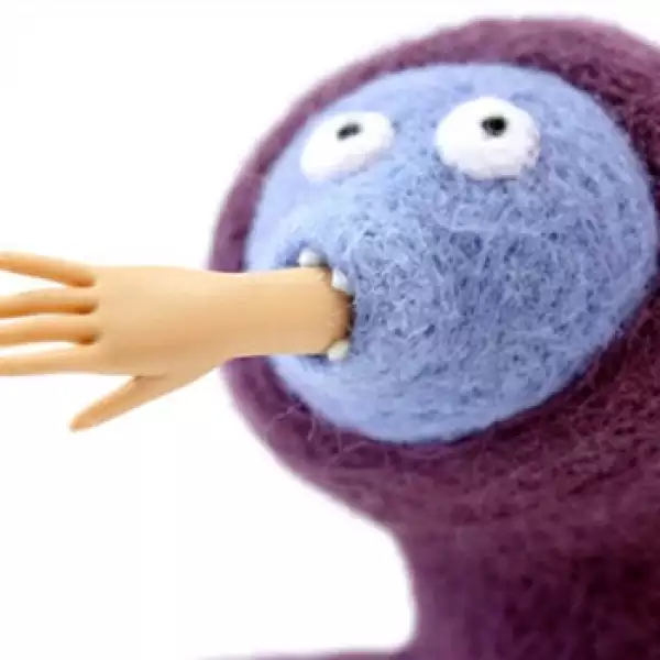 La artista Moxie plasma su infancia monstruosa en fieltro