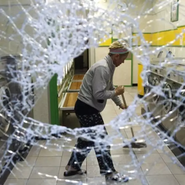 un trabajador limpia una lavanderi