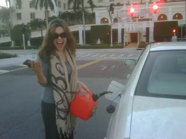 Thalía lució muy divertida a pesar de este percance. Atrás se ve que es Coral Gables Miami.