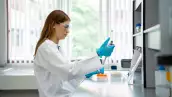 Investigadora analiza muestras biológicas en un laboratorio como parte de proyectos de investigación genómicos y biobancos en México 