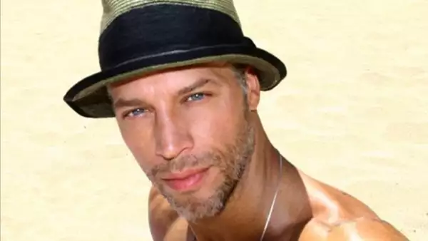 Ya habían existido especulaciones de la relación entre Sandra y Bryan Randall, pero no fue hasta la boda de Aniston en donde ella lo presentó.