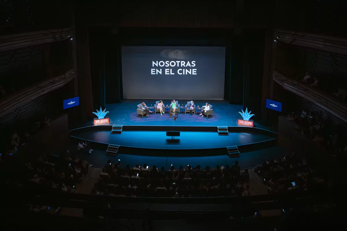 Panel "Nosotras en el cine", con Karla Souza. En la foto de izquierda a derecha: María Renée Prudencio, Guionista; Catalina Aguilar Mastretta, Guionista; Karla Souza, Actriz; Mónica Lozano, Productora de Cine; Mara Robles, Moderadora; de la 38 edición del Festival Internacional de Cine en Guadalajara