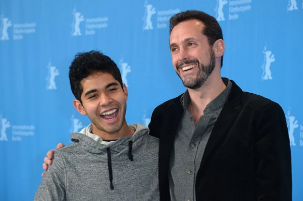 El actor Kristyan Ferrer con el director Gabriel Ripstein, de la película 600 millas.