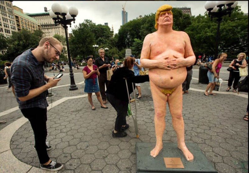 El karma está haciendo de las suyas y Trump es quien parece estar sufriendo las consecuencias pues aparecieron figuras de él desnudo en varios spots con el lema "The Emperor Has No Balls".