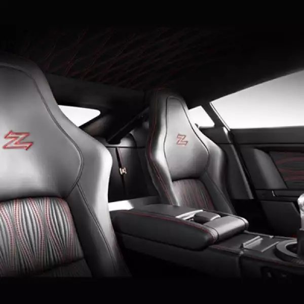 Cada V12 Zagato necesita 2,000 horas hombre para ser completado y destaca la carrocería realizada en aluminio (cofre, techo, y puertas) y fibra de carbono (fascias, marcos de puertas, sección posterior).