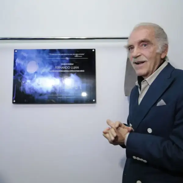 Fernando Luján develando la placa de CasAzul.