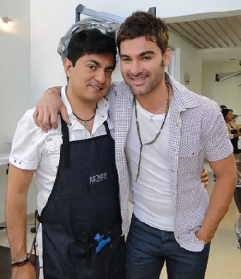 Ahora que se acabaron las grabaciones de la telenovela Los Exitosos Pérez, el actor cambió el cabello rubio, que usaba su personaje de Charly, por estilo más natural.