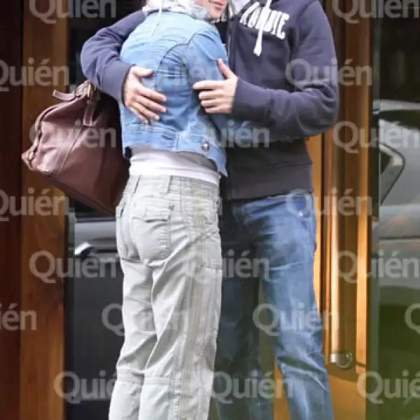 Su amor con Emiliano inició con rumores, sin embargo sólo unos meses después ellos confirmaron el gran amor que se tenían.