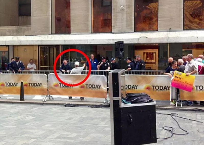 Momentos antes de que iniciara el programa matutino estadounidense "Today Show", un individuo de 50 años amenazó con cortarse las venas, tragedia que la policía local evitó oportunamente.