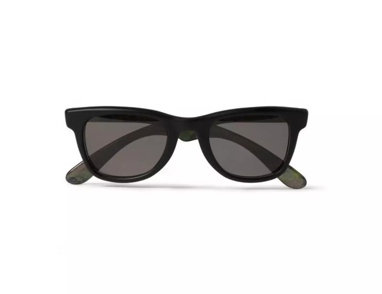 En caso de que tengas eventos al aire libre, unos lentes de sol deberán siempre acompañarte. Eso sí, SOLO SE USAN AL AIRE LIBRE.