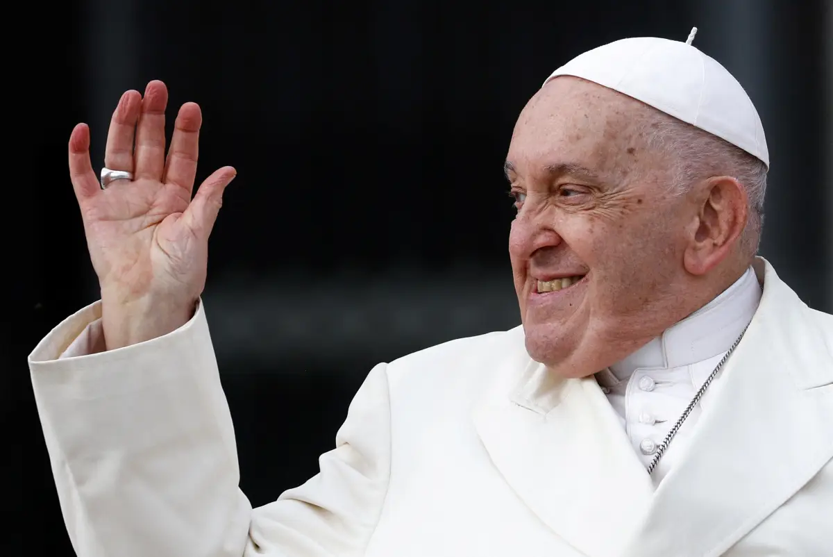 El Papa Francisco hace un gesto el día de la audiencia general semanal en la Plaza de San Pedro en el Vaticano, el 22 de noviembre de 2023.