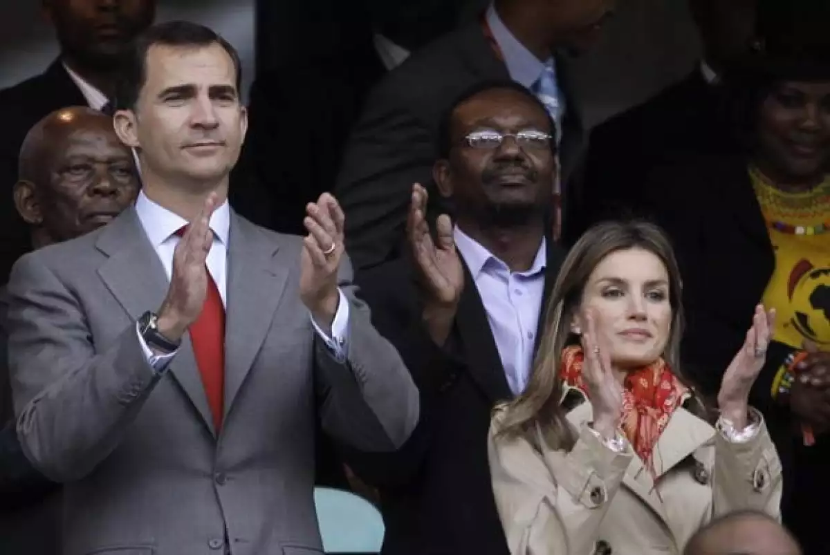 Felipe de Borbón y Letizia Ortiz llegaron muy animados al encuentro de su selección contra la de los suizos.