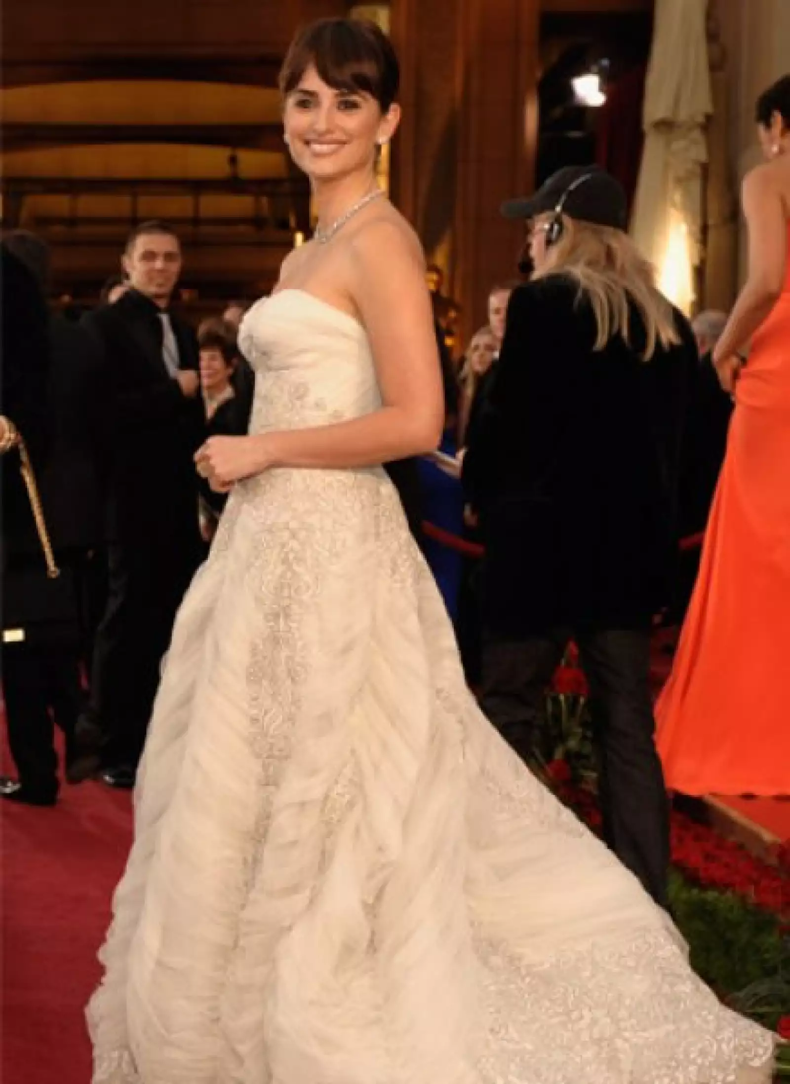 La ganadora a Mejor Actriz Secundaria por el filme Vicky Cristina Barcelona, Penélope Cruz, deslumbró con un vintage Pierre Balmain de 60 años, además de joyería de Chopard -destaca el collar de diamantes de 69 quilates-, equivalente a más de tres MDD.