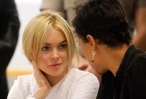 Lindsay Lohan está acusada de tomar un collar de la tienda en la comunidad costera de Venice el 22 de enero.