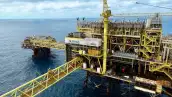 Una plataforma petrolera en medio del mar. 