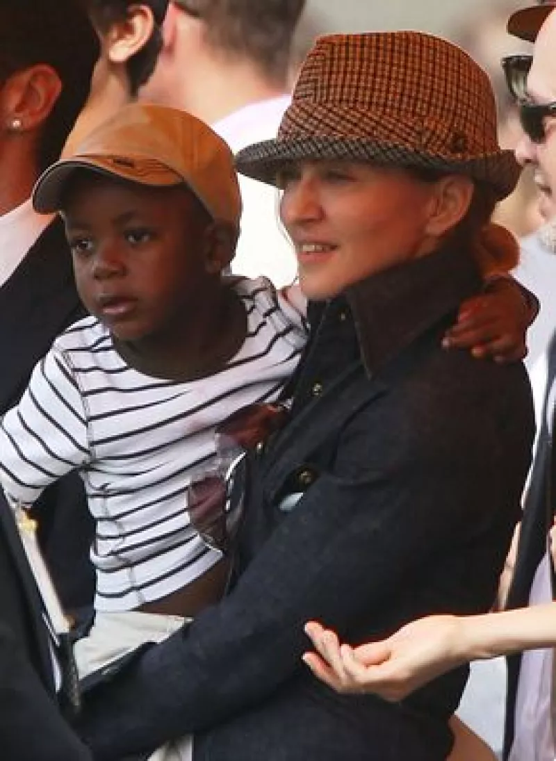 Chifundo "Mercy" James partió la noche del viernes con destino a Londres en compañía de una niñera; la pequeña de tres años de edad es la segunda hija que la intérprete de 'Music' adopta en Malaui.