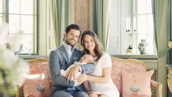 Con motivo del 37 aniversario del príncipe de Suecia, la casa real publicó los primeros retratos familiares en los que aparece Sofía Hellqvist y su bebé, el principito Alexander.