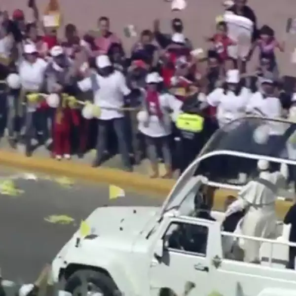 Los creyentes se congreraron en el camino que recorrió el papa hacia el predio conocido como 'El Caracol'.