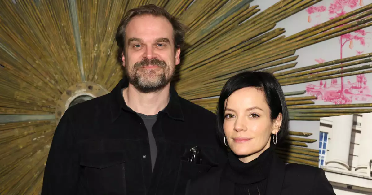 David Harbour y Lily Allen