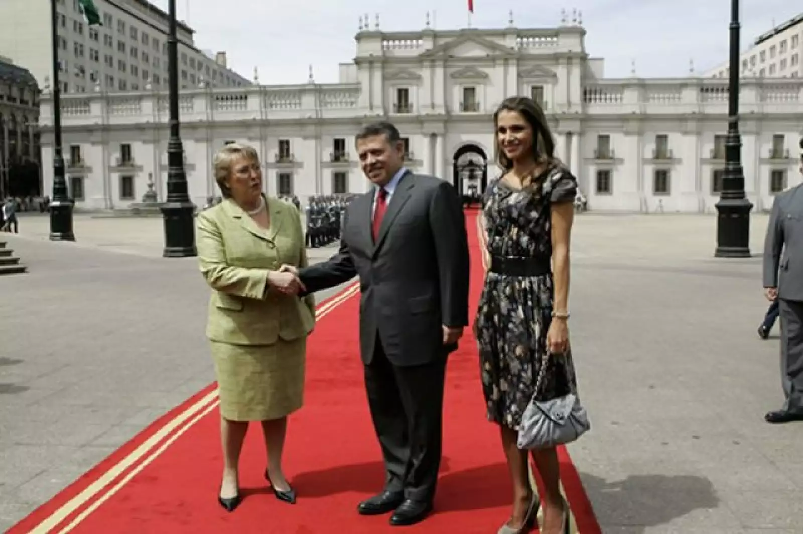 El rey Abdulá II y la reina Rania de Jordania hicieron una visita oficial a Chile. Aquí, a su llegada saludando a la presidenta Michelle Bachelet frente al palacio presidencial de la ciudad de Santiago.