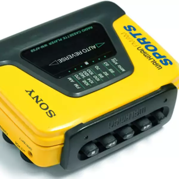 Esa década cualquier adolescente soñarías con un walkman de baterías y audífonos de espuma. Aunque algo no ha cambiado: la música aún proviene del mercado gris: puestos ambulantes, copias y grabaciones.