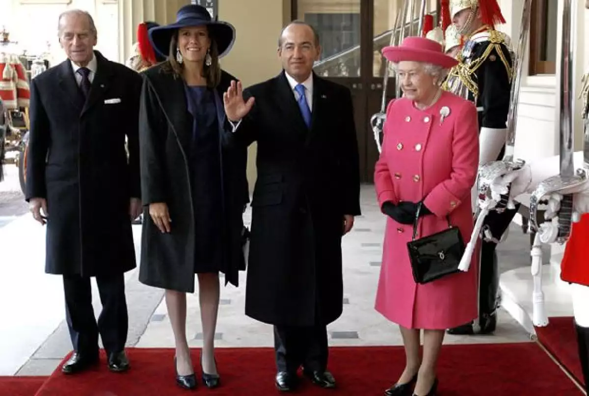 El primer atuendo de la primera dama llevó como accesorio principal un sombrero que, afirma Macario Jiménez, tiene influencia mexicana.