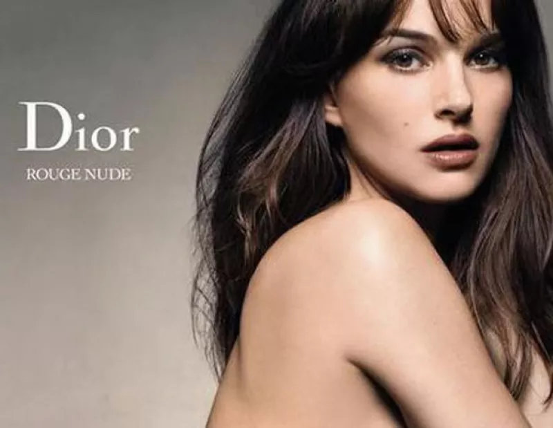 La actriz vuelve a protagonizar en las campañas publicitarias de Dior, mostrando su lado más sexy.