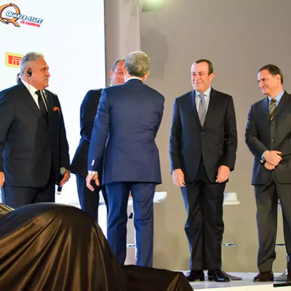 Miguel Ángel Mancera saludando a Vijay Mallya,Carlos Slim,Francisco Maza y Alejandro Soberón.