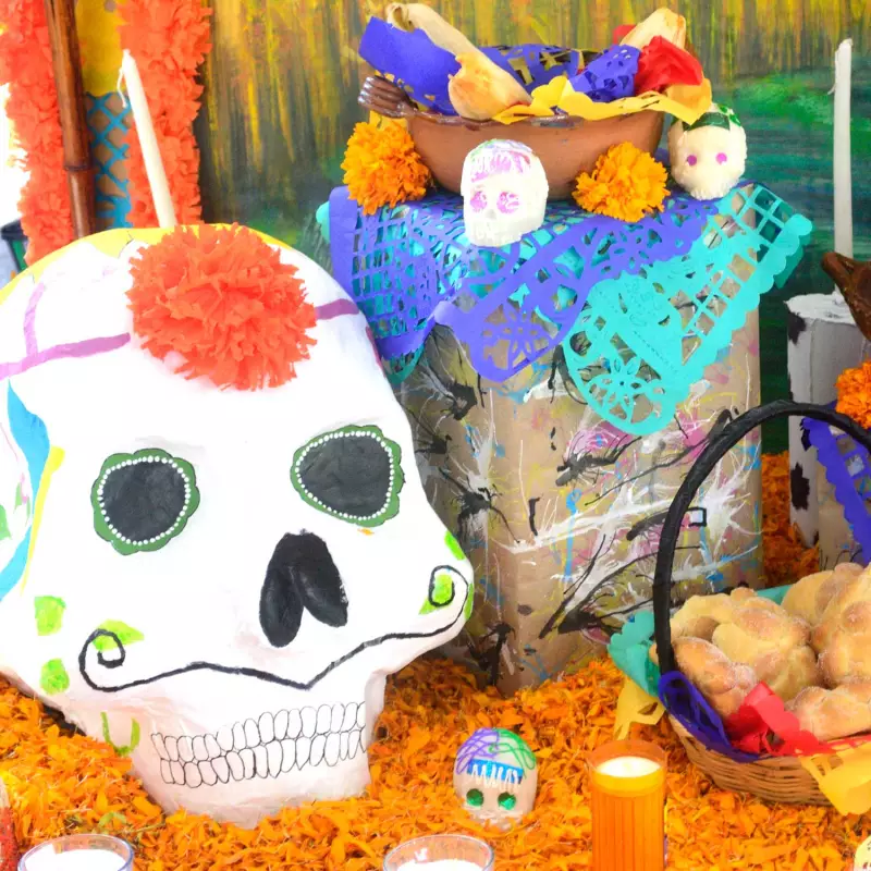 Una jornada entre calaveras, papel picado 