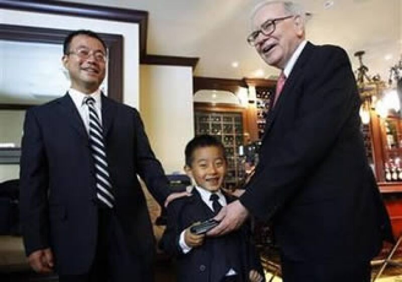 Zhao Danyang (izq.) describió a Warren Buffet (der.) como una persona ‘muy famosa, pero que es como tu amigo’. (Foto: Reuters)