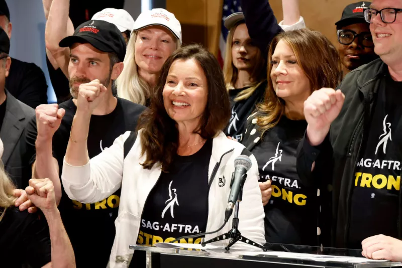 Fran Drescher, presidenta del SAG-AFTRA durante el anunció del estallido de la huelga de actores. 