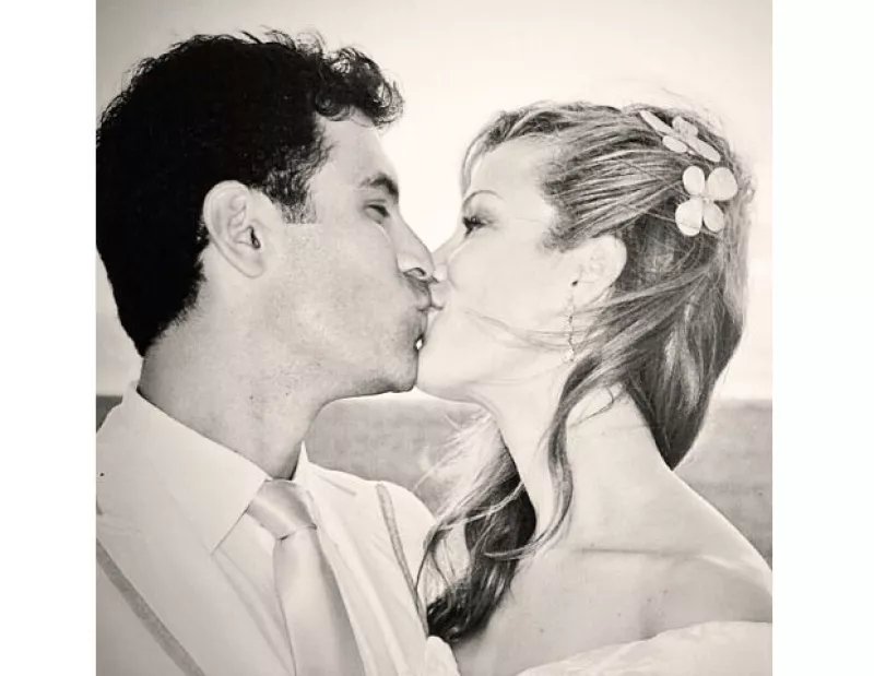 La pareja cumplió 3 años de feliz matrimonio y la modelo recordó el momento de su enlace a través de su cuenta de Twitter.
