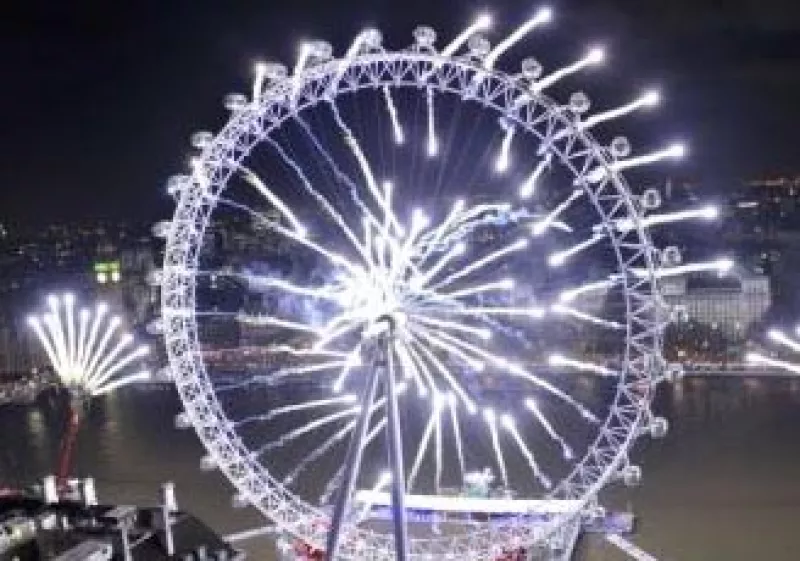 Londrés recibió el año 2010 con fuegos pirotécnicos en el London Eye. (Foto: Reuters)