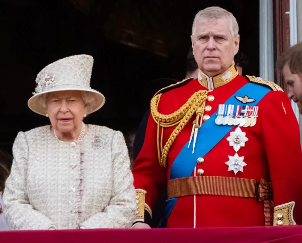 La reina Isabel II y el príncipe Andrés, duque de York