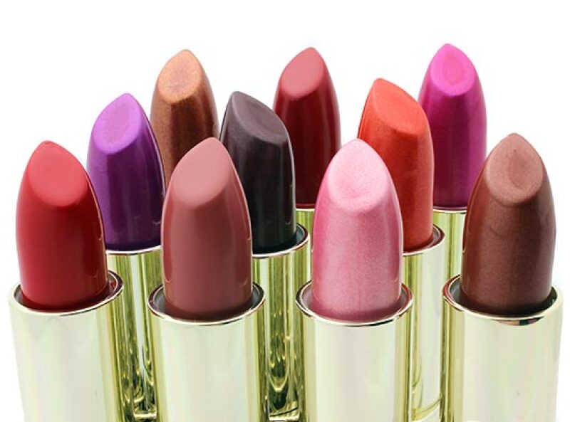 Dale luz a tu cara encontrando tu color de lipstick ideal. ¿Rojos, cerezas, rosas u opacos? Todos son buenas opciones dependiendo de tu tono de piel.