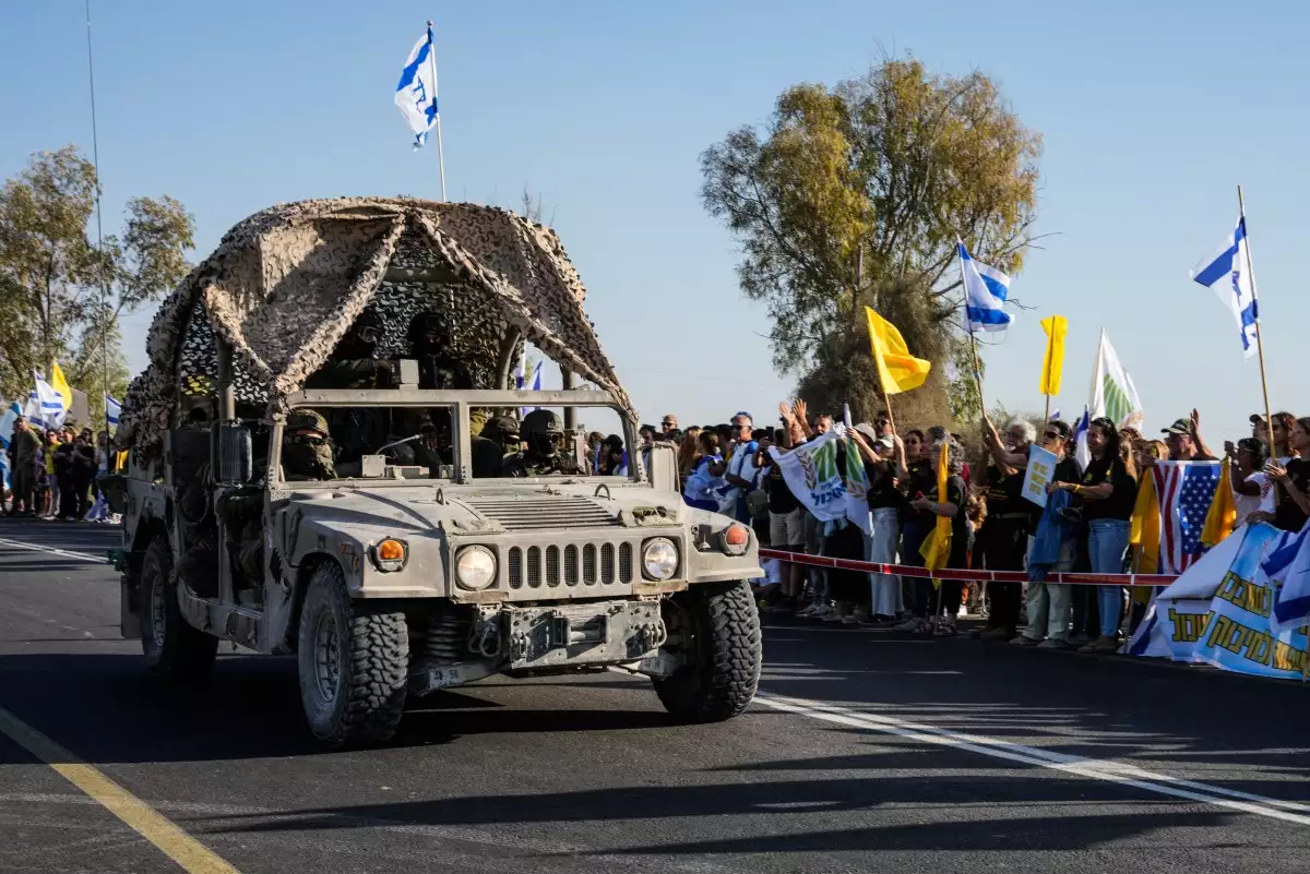 Hamás intercambia rehenes israelíes por prisioneros palestinos; Trump dice que la guerra en Gaza terminó
