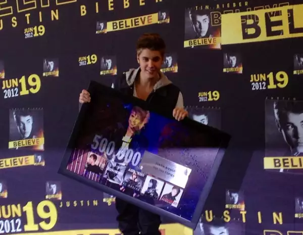 El cantante llegó de muy buen humor.