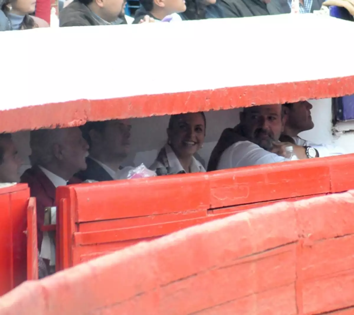 La cantante y el empresario fueron vistos nuevamente en la Monumental este fin de semana, donde ambos lucieron muy sonrientes.