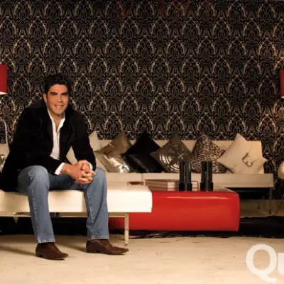 El polémico empresario y político nos invitó en 2009 a conocer su casa recien remodelada. Entre cojines Fendi y un área de alberca para las fiestas así vive el también boxeador.