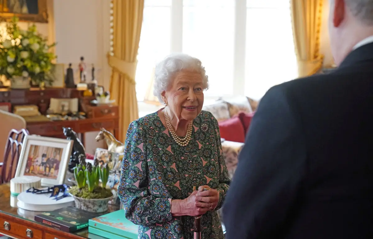 Isabel II, reina de Inglaterra, habla durante una audiencia en el Castillo de Windsor, en Gran Bretaña. 