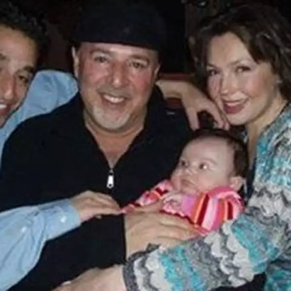 Aunque los hijos de Tommy Mottola ya son grandes eso no quita que deban de convivir con la nueva esposa del magnate, Thalía, quien simpatiza con ellos como si fuera su madre, pues a final de cuentas son hermanos de Sabrina Sakaë.