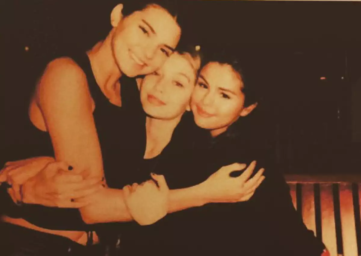 Selena publicó esta imagen en la que parece llevar una relación de `best friends´ con Kendall Jenner.