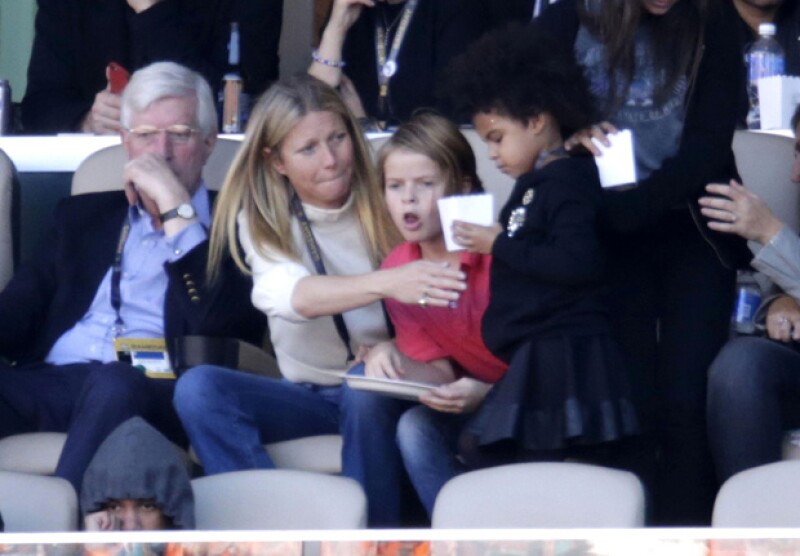 Gwyneth Paltrow cuidó de Blue Ivy mientras Beyoncé cantaba durante el show de medio tiempo.