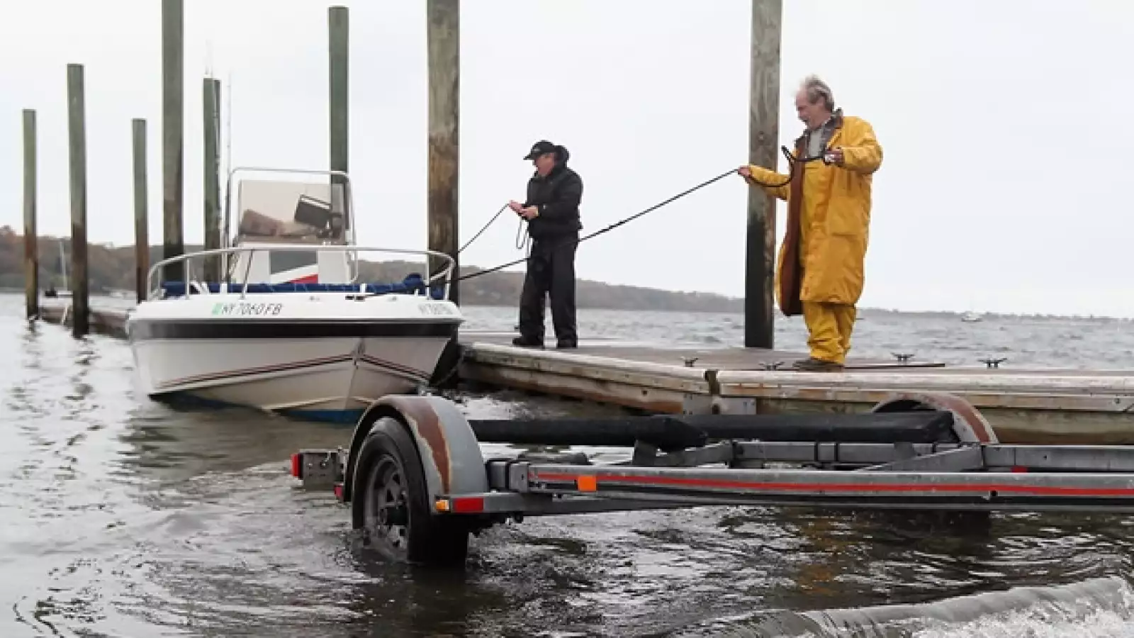 sean doyle y andrew hodgson (der) sacan sus lanchas