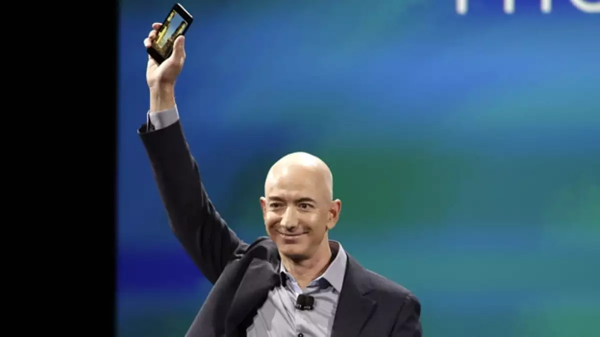 Jeff Bezos, director ejecutivo de Amazon, muestra el nuevo ?smartphone? que lanzó la compañía este miércoles