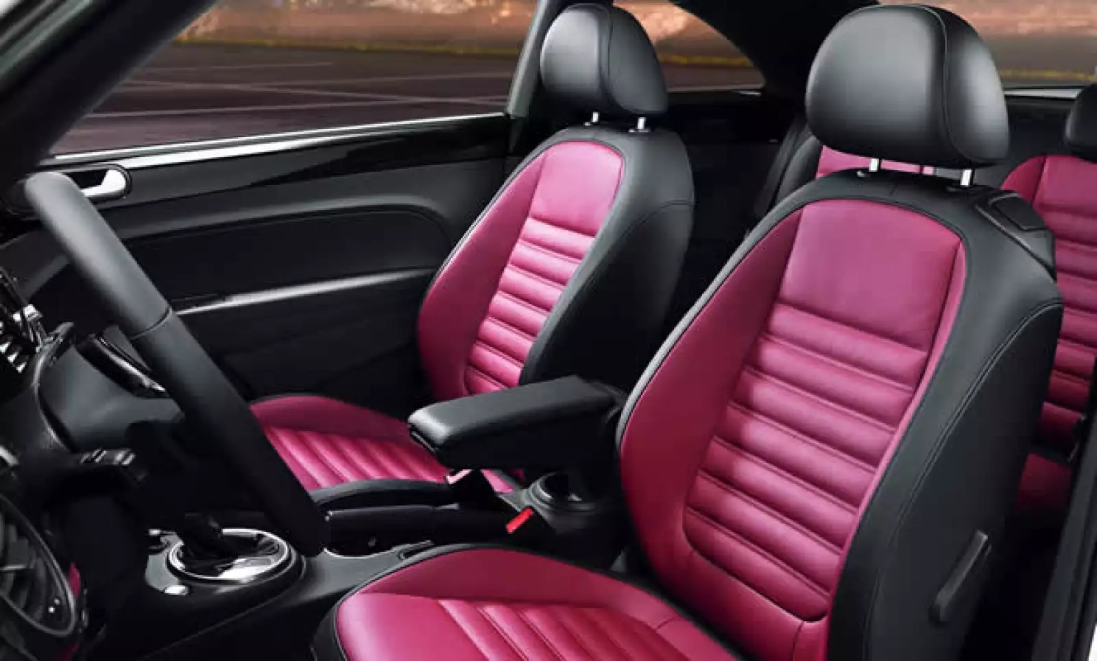 Esta disponible en tres versiones: “Beetle”, “Design” y “Sport”. En esta última versión se agregan nuevas características como asientos de piel, quemacocos y rines de 22 pulgadas.