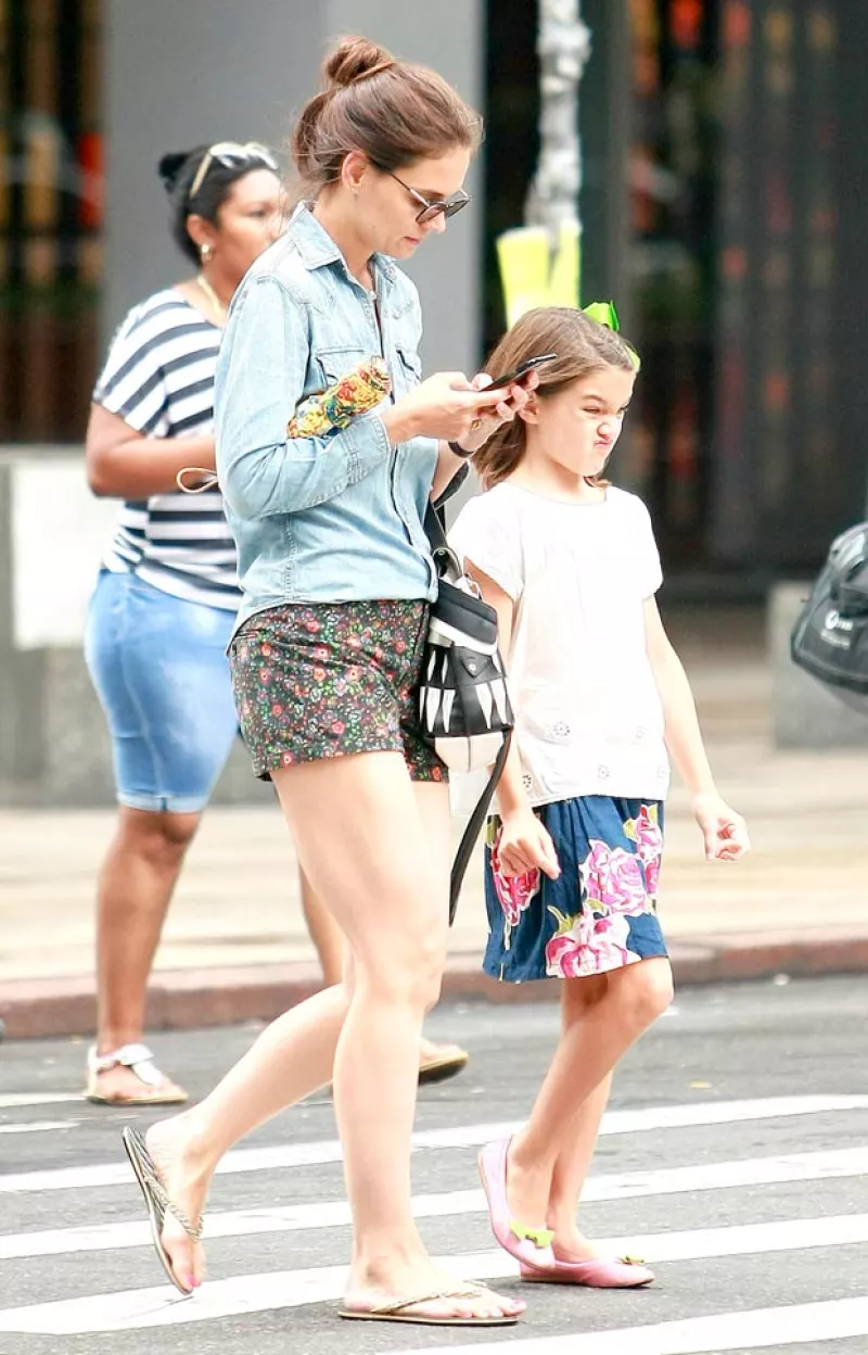 La pequeña fue captada paseando en Nueva York haciendo sus característicos gestos, mientras su mamá Katie Holmes realizaba unos muy similares.